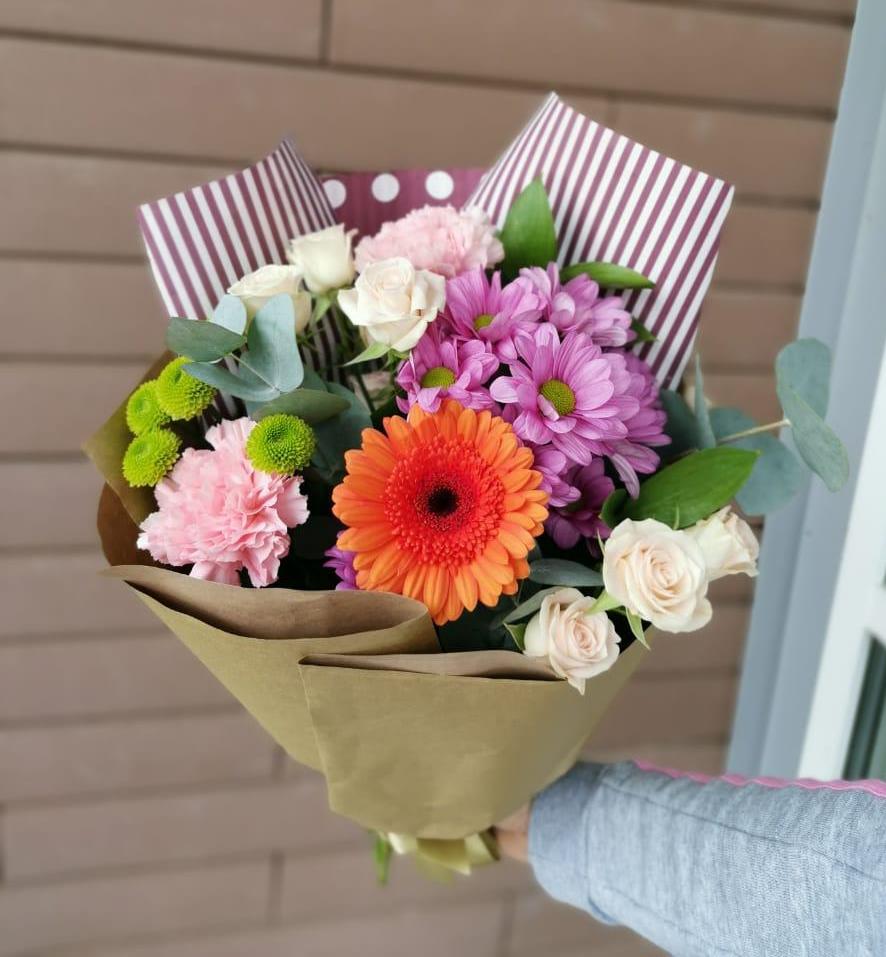 Букет цветов из: Розы, Хризантемы, Гвоздики и Герберы в Новоживотинном