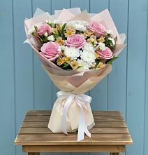 Букет цветов из:  Гвоздики, Орхидеи и Розы в Новоживотинном