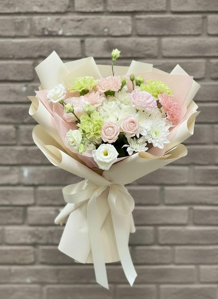 Букет цветов из: Гвоздики, Розы, Лизиантусы и Хризантемы в Новоживотинном