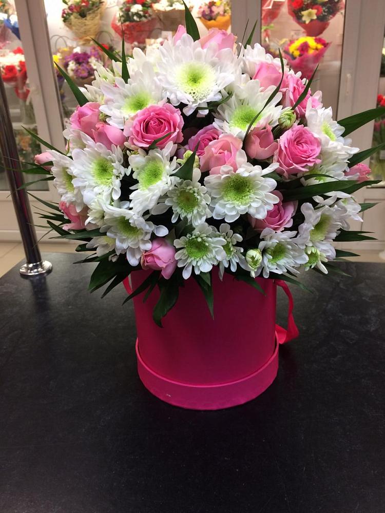 Цветочная композиция из Розы и Хризантемы в шляпной коробке в Новоживотинном