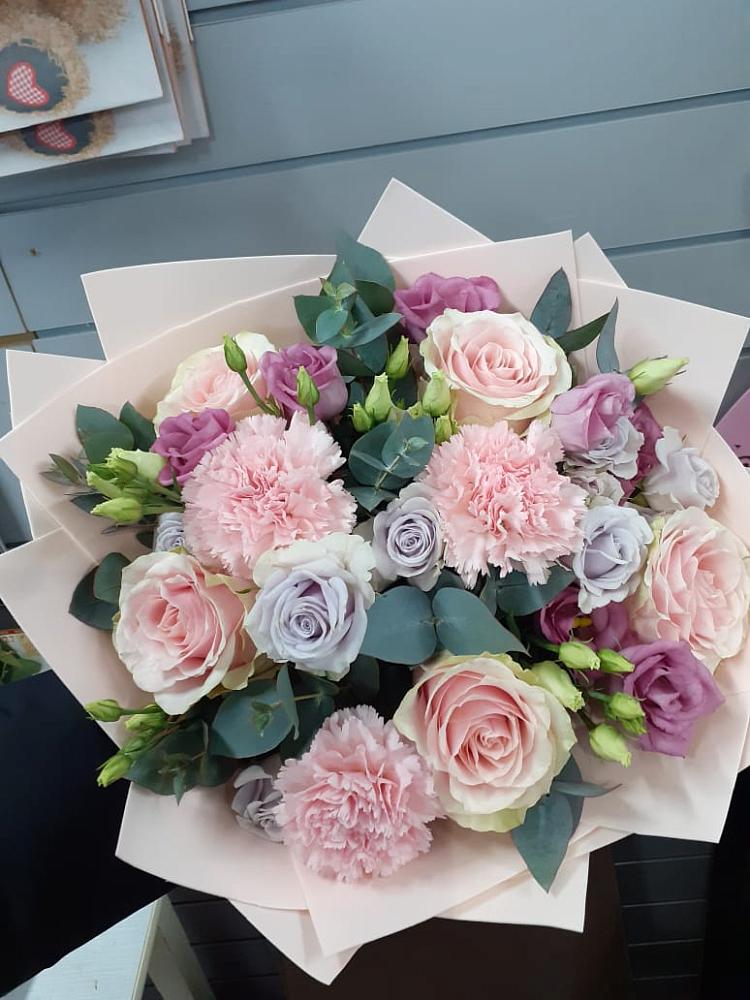 Букет цветов из: Розы, Гвоздики и Лизиантусы в Новоживотинном